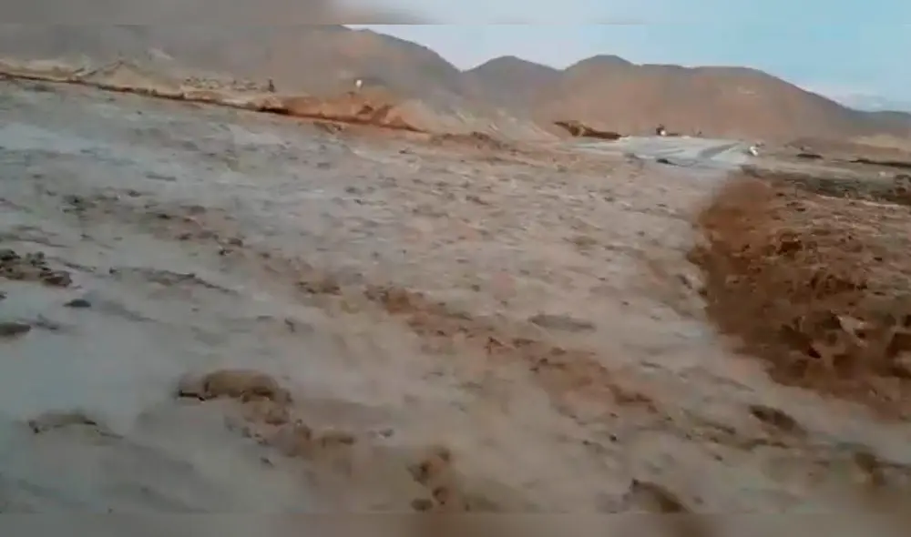 Huaico bloquea el kilómetro 1134 de la Panamericana Sur.