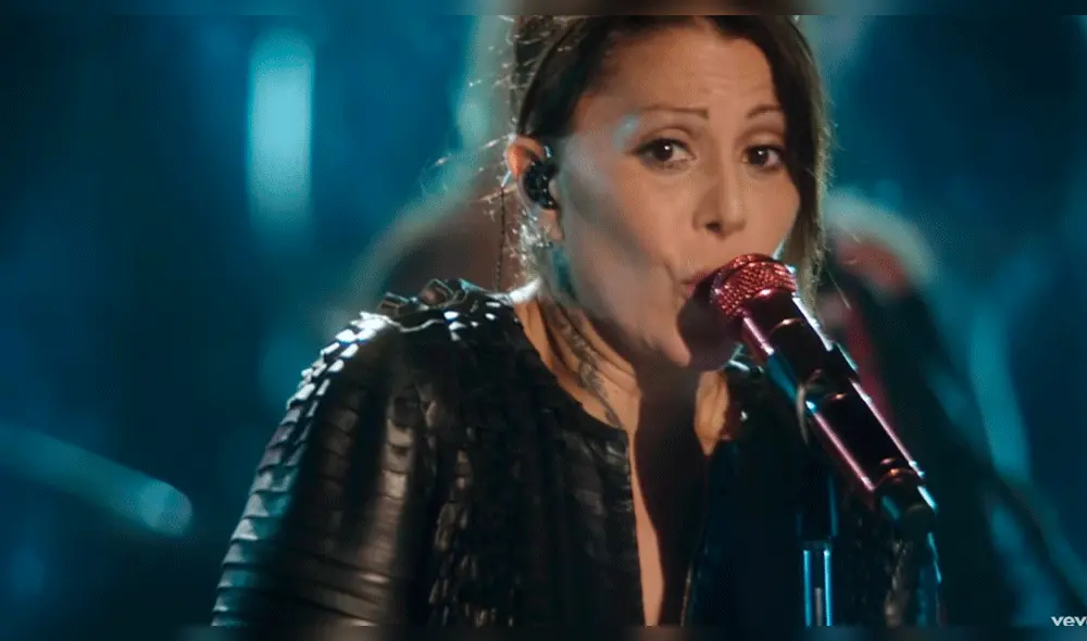 Alejandra Guzmán sufre descuido y muestra de más en pleno concierto [VIDEO]