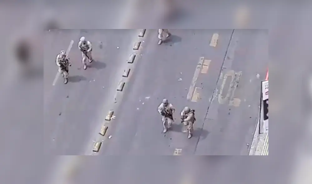 Protestas en Santiago de Chile registraron un polémico video en que militares apuntan contra manifestantes. Foto:soychile.cl/captura