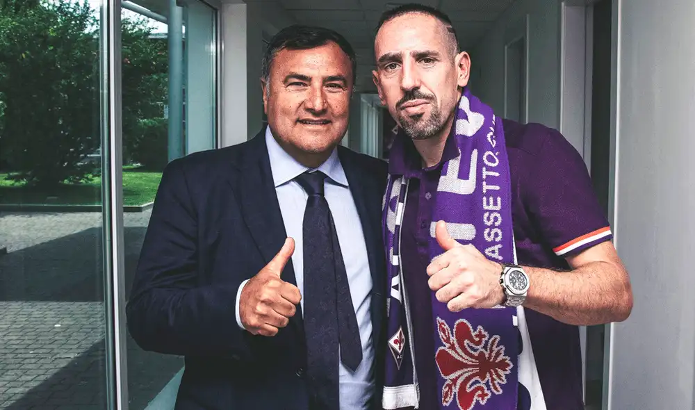 Frank Ribery firmó por temporadas con la Fiorentina y en su presentación apareció el escudo de Universitario de Deportes. | Foto: @acffiorentina Frank Ribery firmó por temporadas con la Fiorentina y en su presentación apareció el escudo de Universitario de Deportes. | Foto: @acffiorentina