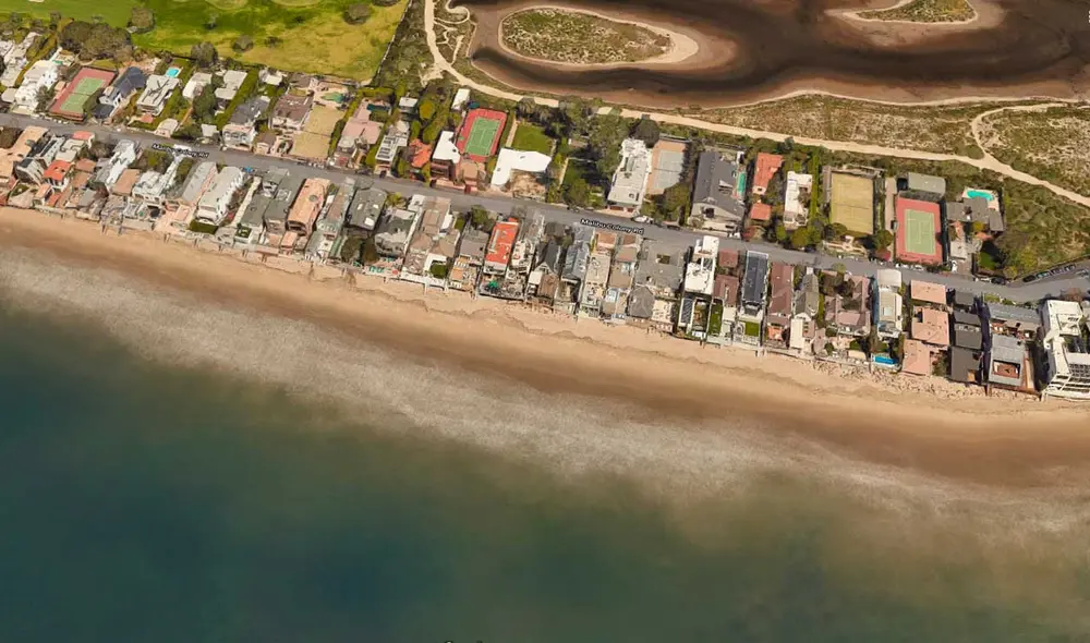 Desliza las imágenes para ver cómo luce la casa de playa que aparece en la serie Two and a half men. Foto: captura de Google Maps