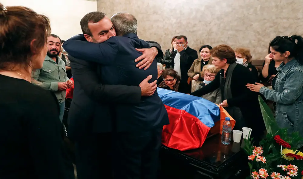 El primer ministro armenio el 16 de octubre en una ceremonia de despedida de un soldado asesinado en Nagorno Karabaj. Foto: Gobierno de Armenia/AFP El primer ministro armenio el 16 de octubre en una ceremonia de despedida de un soldado asesinado en Nagorno Karabaj. Foto: Gobierno de Armenia/AFP