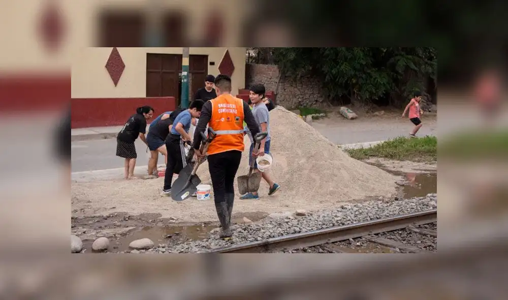 Vecinos tuvieron que colocar sacos para evitar que sus viviendas sean afectadas.. (Créditos: Kensso Merino)