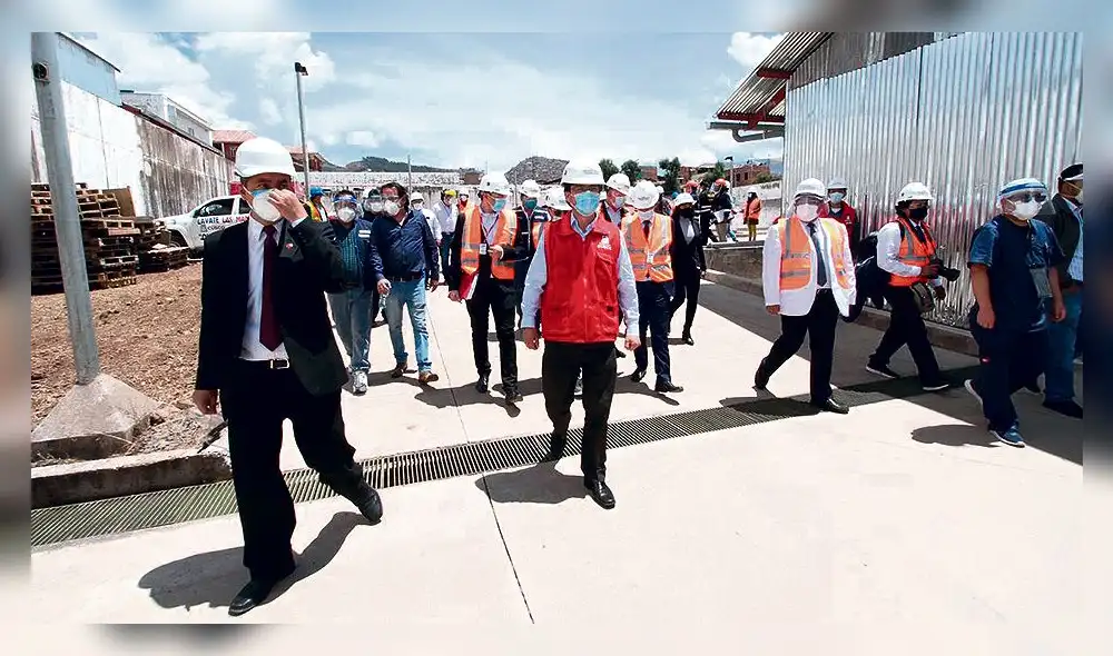 VISITA. Los franceses y autoridades del Cusco ayer visitaron las instalaciones del hospital Antonio Lorena, que está paralizado.