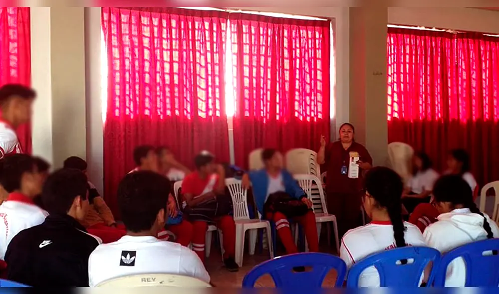 Escolares reciben charlas gratuitas dictadas por obstetras.