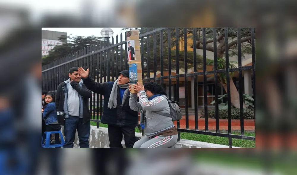 Facebook viral: vecinos vendieron periscopios hechos de cartón para ver la Parada Militar [FOTOS]