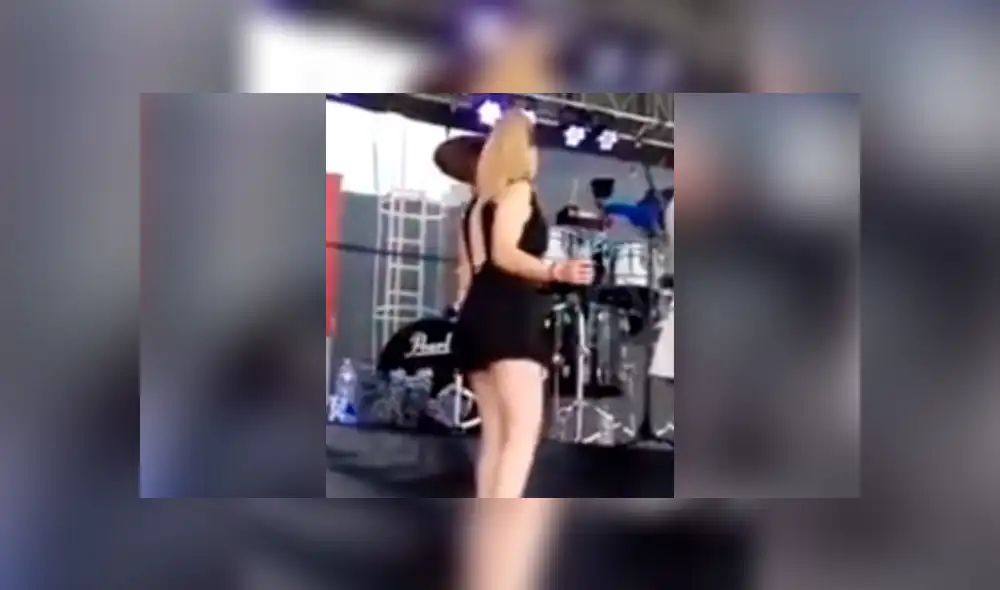 Facebook: vocalista por poco recibe un doloroso golpe mientras cantaba en un concierto [VIDEO]