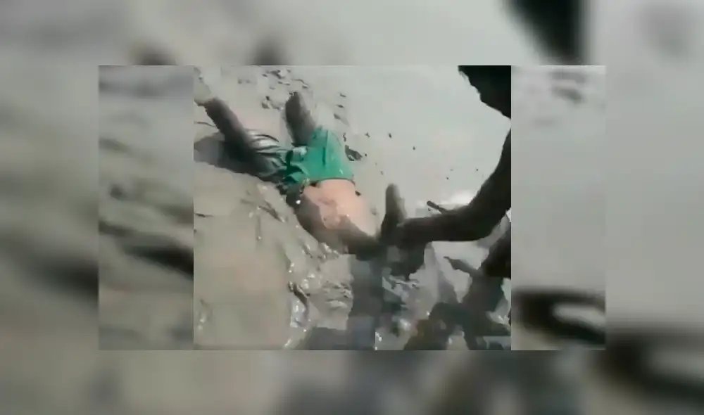 Facebook viral: chico mete su cuerpo en misterioso lodo, queda atrapado y casi muere [VIDEO] 
