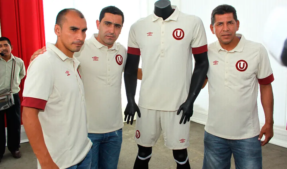 José Luis Carranza, Miguel Ximenez y Rainer Torres posando con la camiseta de Universitario de Deportes. | Foto: Líbero José Luis Carranza, Miguel Ximenez y Rainer Torres posando con la camiseta de Universitario de Deportes. | Foto: Líbero