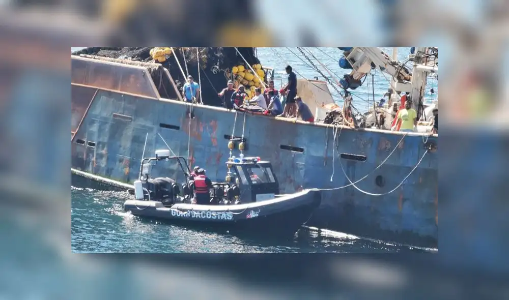 Los náufragos fueron encontrados en una panga de la nave que se estaba sumergiendo. (Foto: Marina de Guerra)