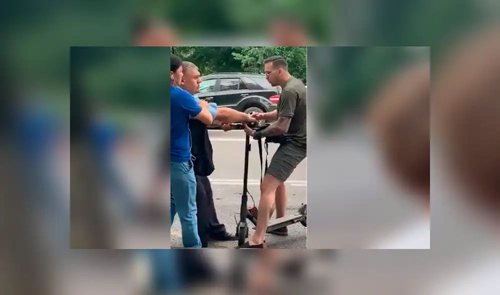 Vía YouTube. Joven que manejaba scooter eléctrico obtuvo un terrible desenlace tras subir a un autobús para pegarle al conductor