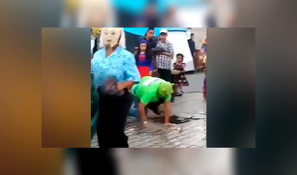 Facebook viral: joven disfrazado de Shrek sufre insólita caída durante pasacalle [VIDEO]