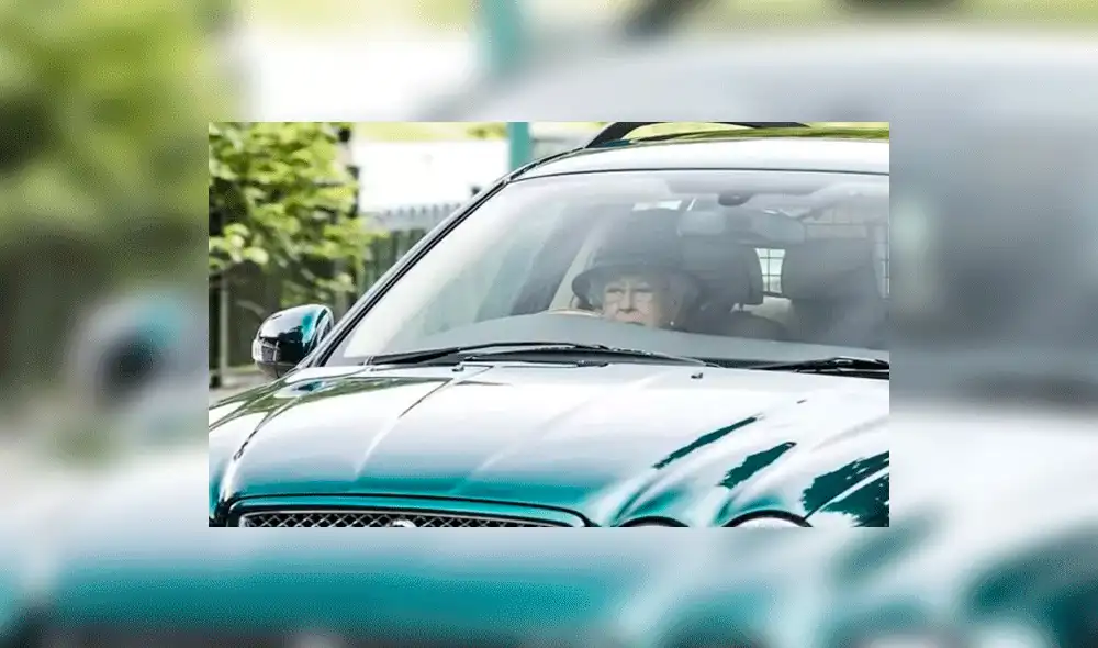 Captan a la reina Isabel II de 91 años manejando su Jaguar Captan a la reina Isabel II de 91 años manejando su Jaguar