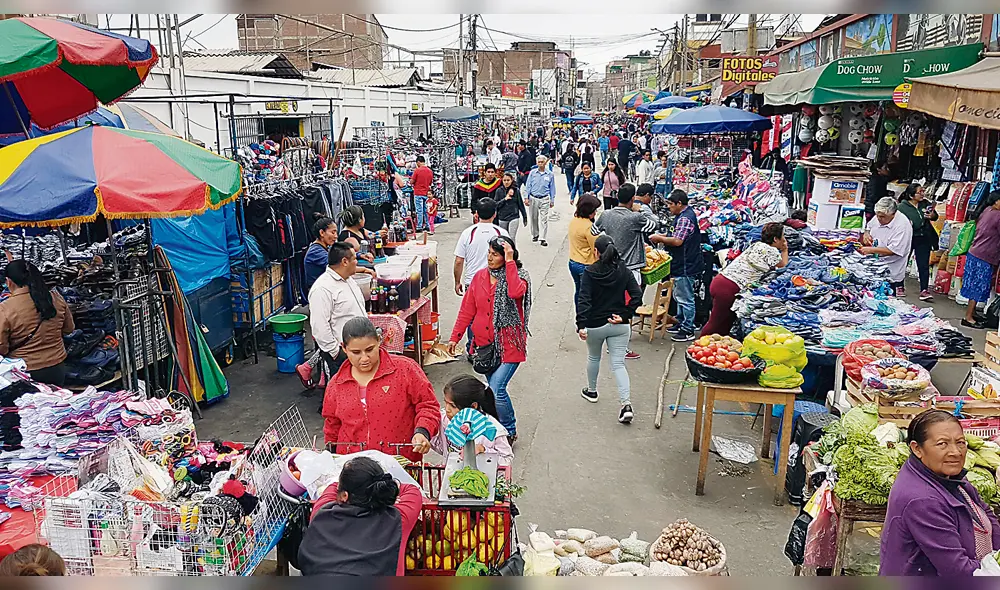 Comercio ambulatorio en Trujillo. Comercio ambulatorio en Trujillo.