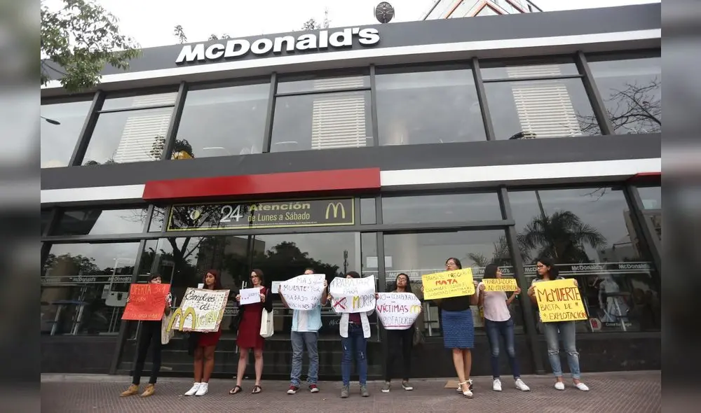 Ciudadanos protestaron contra McDonald's tras la muerte de sus extrabajadores Alexandra Porras y Gabriel Campos. Créditos: Michael Ramón / La República. Ciudadanos protestaron contra McDonald's tras la muerte de sus extrabajadores Alexandra Porras y Gabriel Campos. Créditos: Michael Ramón / La República.