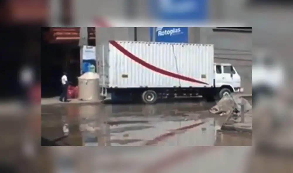 Chiclayo: colapso de desagüe alarma a población Chiclayo: colapso de desagüe alarma a población