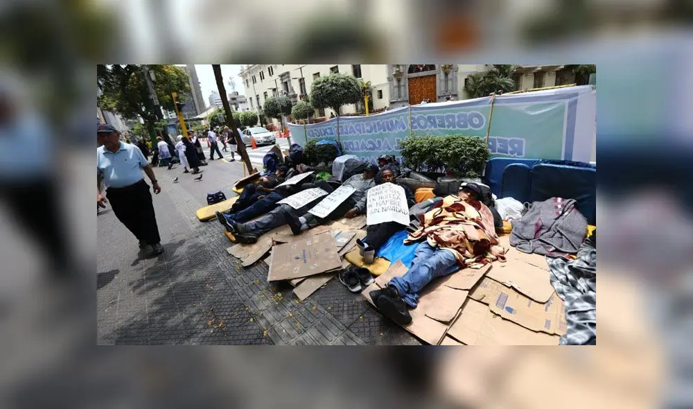 Exigencia. Extrabajadores de la municipalidad de Miraflores afirman que su despido fue injustificado, por lo que piden su reposición inmediata. (Foto: Jorge Cerdán / La República)
