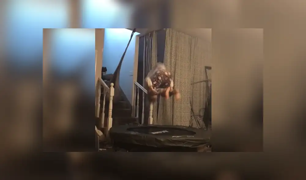 Desliza a la izquierda para ver más imágenes de la increíble acrobacia que hizo este joven durante la cuarentena. Desliza a la izquierda para ver más imágenes de la increíble acrobacia que hizo este joven durante la cuarentena.