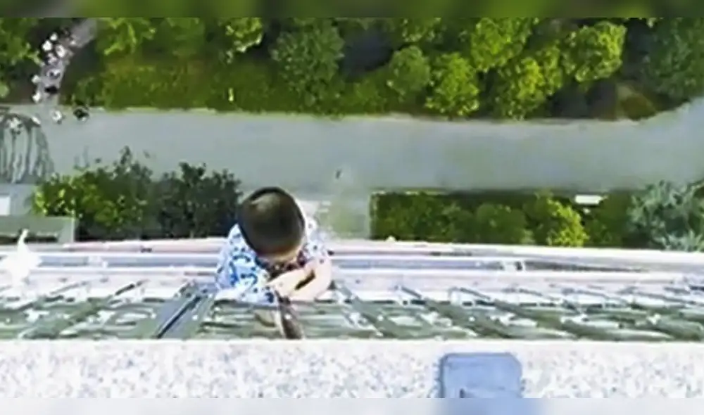 Niño se salva de morir tras colgar de un edificio por media hora [VIDEO]