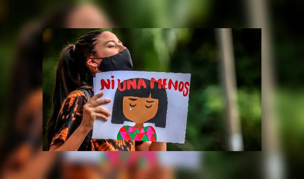 Una mujer sostiene un cartel que dice "ni una menos" durante una protesta frente a los cuarteles del ejército de Colombia contra la presunta violación de niñas indígenas. Foto: Colombia. Una mujer sostiene un cartel que dice "ni una menos" durante una protesta frente a los cuarteles del ejército de Colombia contra la presunta violación de niñas indígenas. Foto: Colombia.