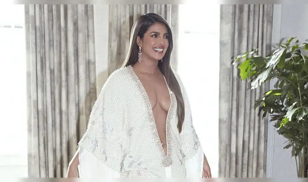 Durante una conversación con US Weekly, la actriz y modelo indicó que sus diseñadores usaron una tela invisible en su escote.