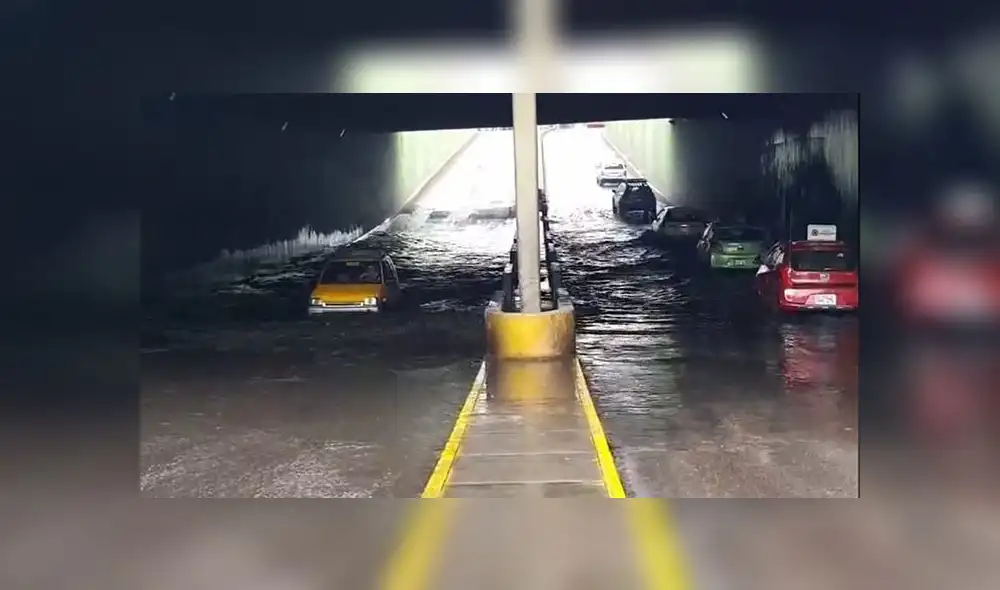 Varios choferes que se atrevieron a pasar terminaron atrapados en medio del agua.