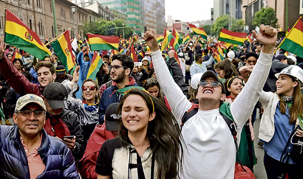 Esperanza. Ciudadanos en las calles celebran anuncio del mandatario boliviano. (Foto: AFP) Esperanza. Ciudadanos en las calles celebran anuncio del mandatario boliviano. (Foto: AFP)
