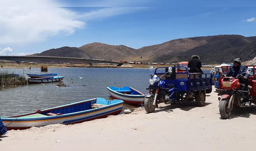 Motocargas hacen su negocio en frontera trasladando mercadería.