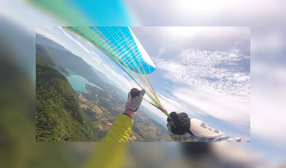Dos parapentistas colisionan a 1,5 kilómetros de altura y terminan colgados de unos árboles. Foto: Captura Dos parapentistas colisionan a 1,5 kilómetros de altura y terminan colgados de unos árboles. Foto: Captura