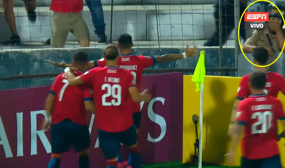 Policía instalado en la tribuna oriente se burló del gol tempranero que recibió Alianza Lima en su debut en la Copa Libertadores 2020. | Foto: ESPN Policía instalado en la tribuna oriente se burló del gol tempranero que recibió Alianza Lima en su debut en la Copa Libertadores 2020. | Foto: ESPN