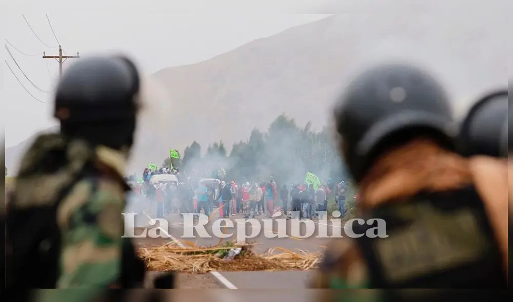 Tía María: Policía intentan dispersar a piquete humano que tomó carreteras en la provincia de Islay. Tía María: Policía intentan dispersar a piquete humano que tomó carreteras en la provincia de Islay.