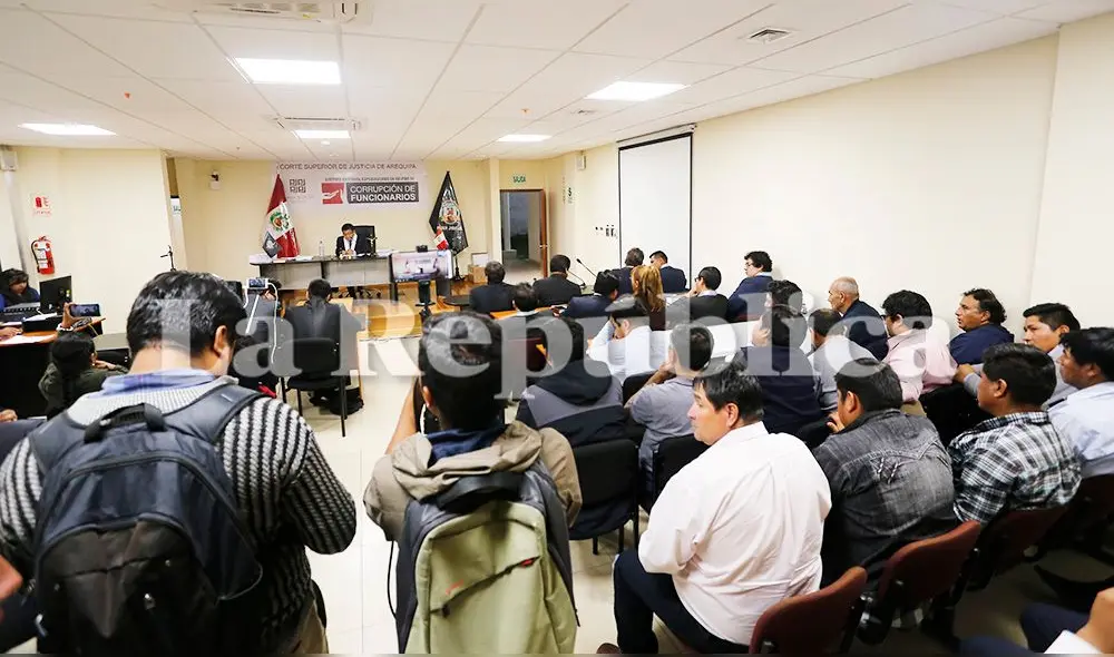 ESPERA. Audiencia duró más de cinco horas.