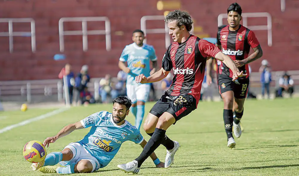 Con todo. Sosa y Orzán luchan un balón en el partido de ida de las semifinales de la Liga 1 2022 en el estadio de la UNSA. Foto: EFE