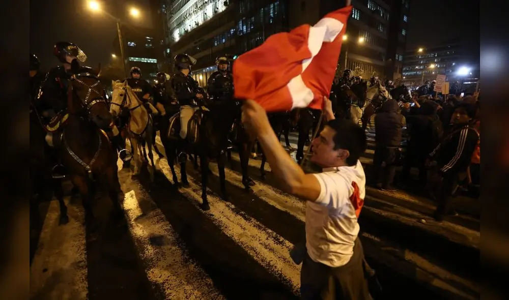 “¡Que se vayan todos!”: las mejores postales de la marcha a favor del adelanto de elecciones “¡Que se vayan todos!”: las mejores postales de la marcha a favor del adelanto de elecciones