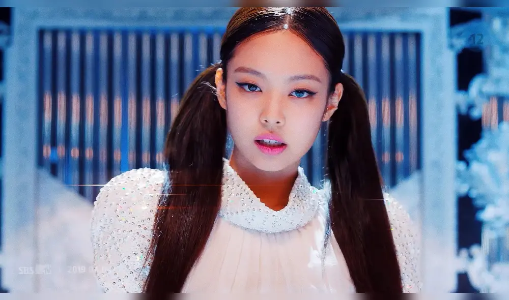 Desliza para ver más fotos de Jennie de BLACKPINK.