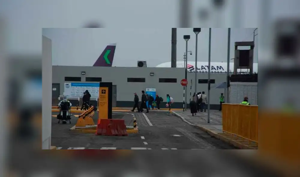 Continúan llegando pasajeros al aeropuerto Jorge Chávez. Fotos: John Reyes/La República. Continúan llegando pasajeros al aeropuerto Jorge Chávez. Fotos: John Reyes/La República.