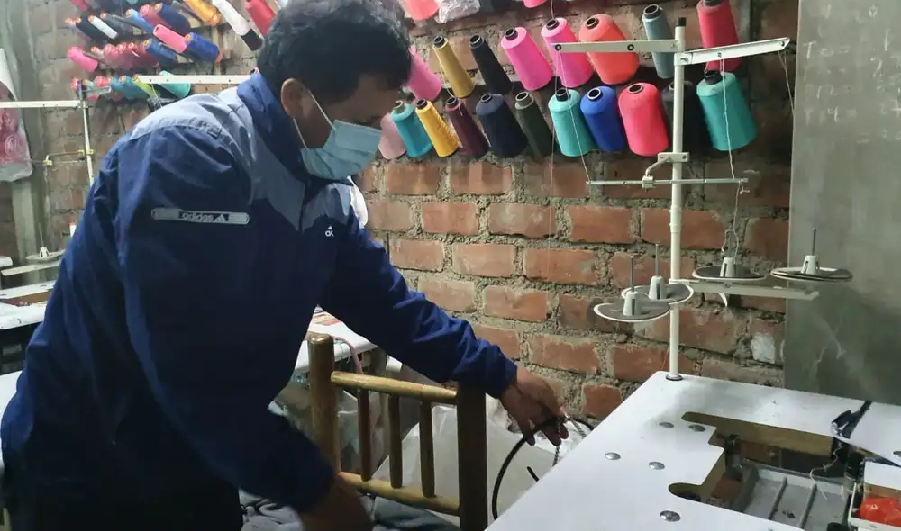 Roban máquinas de coser a confeccionista en Ate Vitarte | Créditos: Luis Villanueva /URPI-GLR. Roban máquinas de coser a confeccionista en Ate Vitarte | Créditos: Luis Villanueva /URPI-GLR.