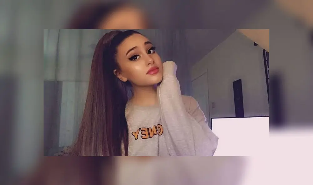 Ariana Grande sufre caída en pleno concierto y reacciona de manera graciosa ante el público