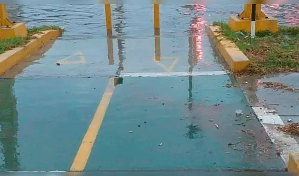 Lluvia inunda calles de Piura Lluvia inunda calles de Piura