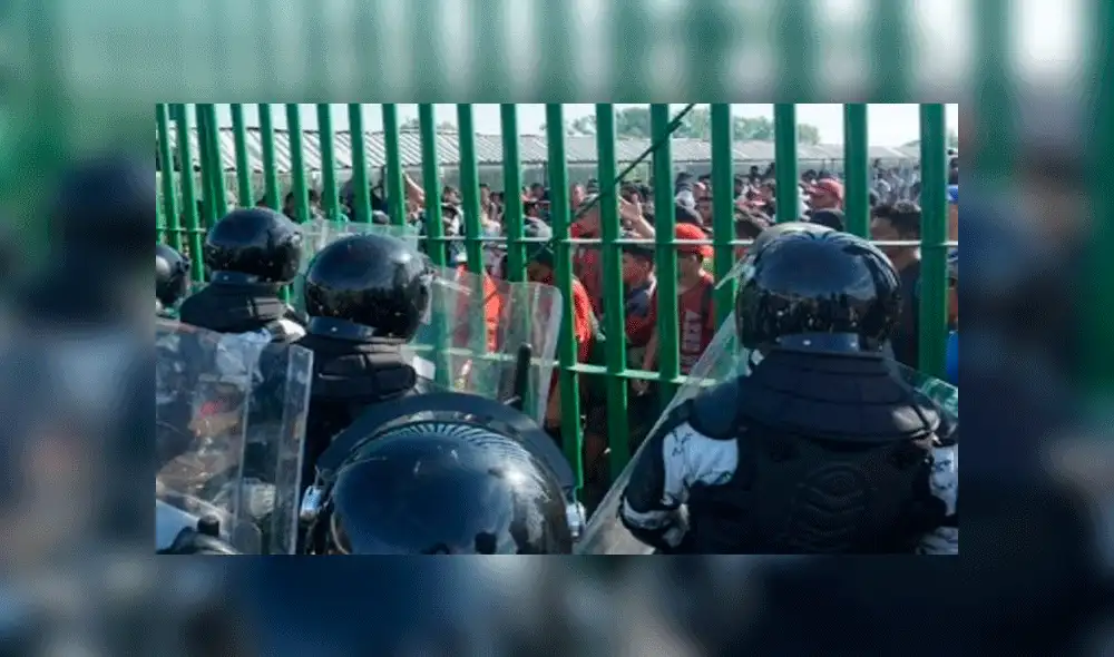 Hondureños advierten huelga de hambre si México no les da pase. Hondureños advierten huelga de hambre si México no les da pase.