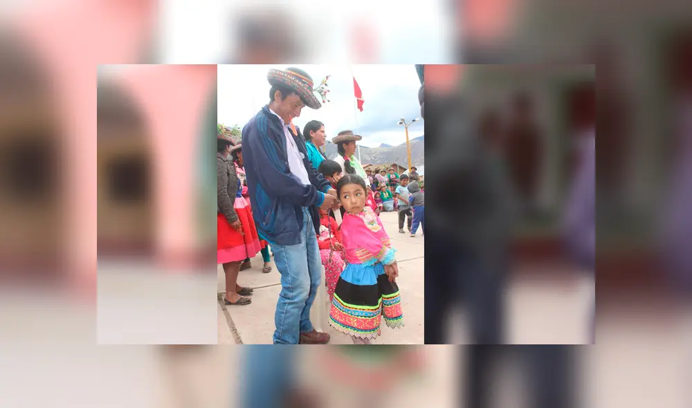 Los hombres participaron de un peculiar concurso de armado de trenzas, organizado por la municipalidad distrital de Sarhua, en Ayacucho Los hombres participaron de un peculiar concurso de armado de trenzas, organizado por la municipalidad distrital de Sarhua, en Ayacucho