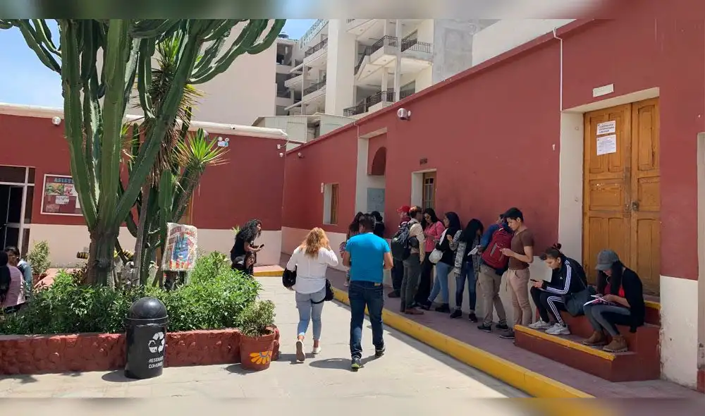 Estudiantes de la UANCV en Arequipa buscan soluciones ante cierre.