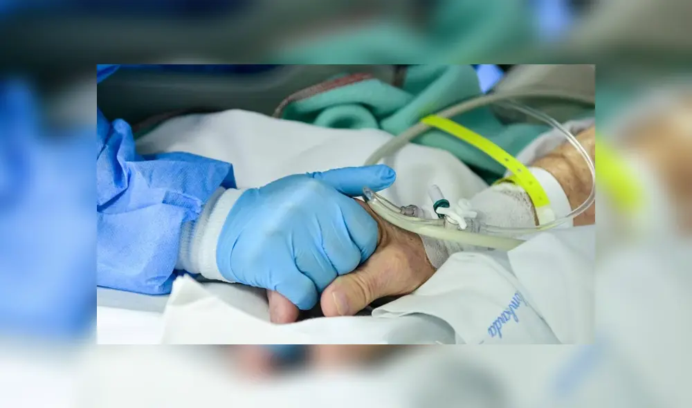 Mujer decidió no despedirse de su esposo antes de que muriera por coronavirus. Foto: AFP