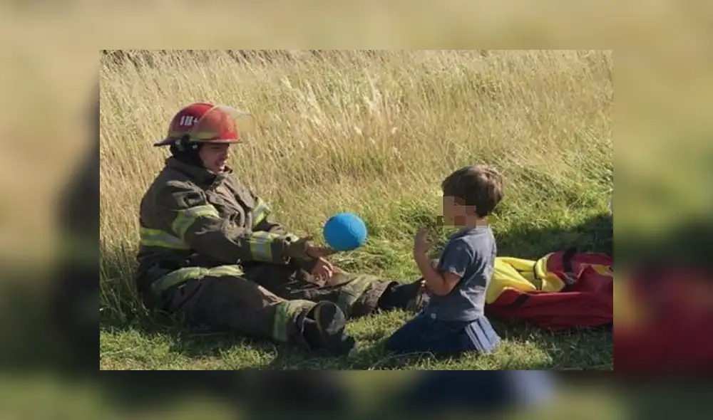 Conmovedoras imágenes: Bomberos juegan con niño luego de un accidente de tránsito [FOTOS]