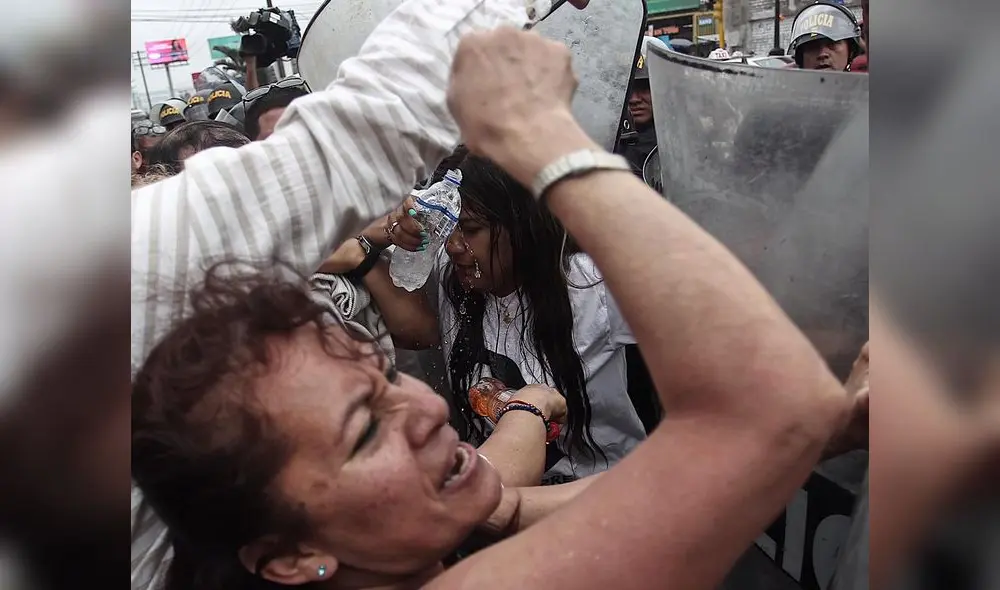 Simpatizantes fujimoristas enfrentan a los agentes policiales que resguardan el Penal Anexo de mujeres en Chorrillos. Foto: La República. Simpatizantes fujimoristas enfrentan a los agentes policiales que resguardan el Penal Anexo de mujeres en Chorrillos. Foto: La República.