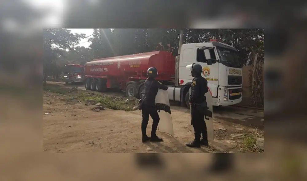 Incendio se produjo muy cerca al peaje de Puente Piedra, a la altura del kilómetro 25 de la Panamerica Norte. (Fotos: Jéssica Merino / La República)