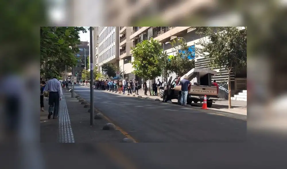 Chilenos se aglomeran en supermercados y farmacias ante la cuarentena obligatoria en Santiago Chilenos se aglomeran en supermercados y farmacias ante la cuarentena obligatoria en Santiago