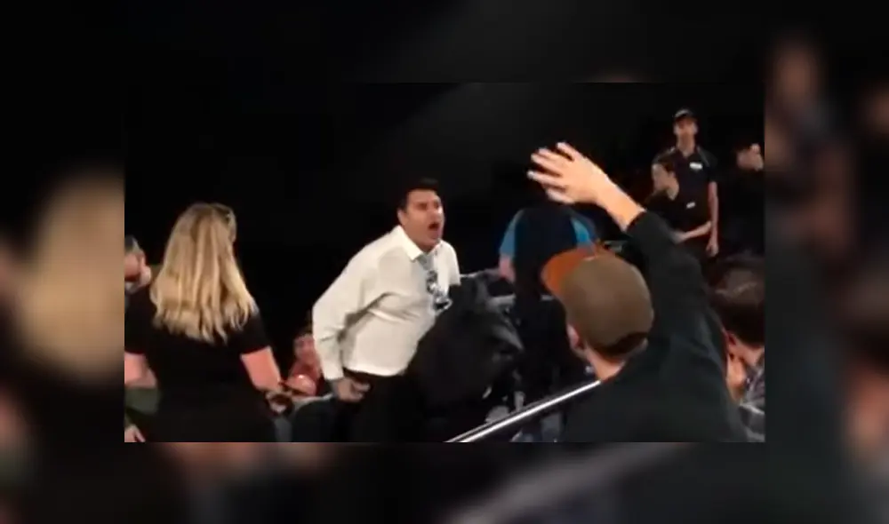 El sujeto insultó a los espectadores cuando ellos le pidieron que se retire de la sala. Foto: captura.