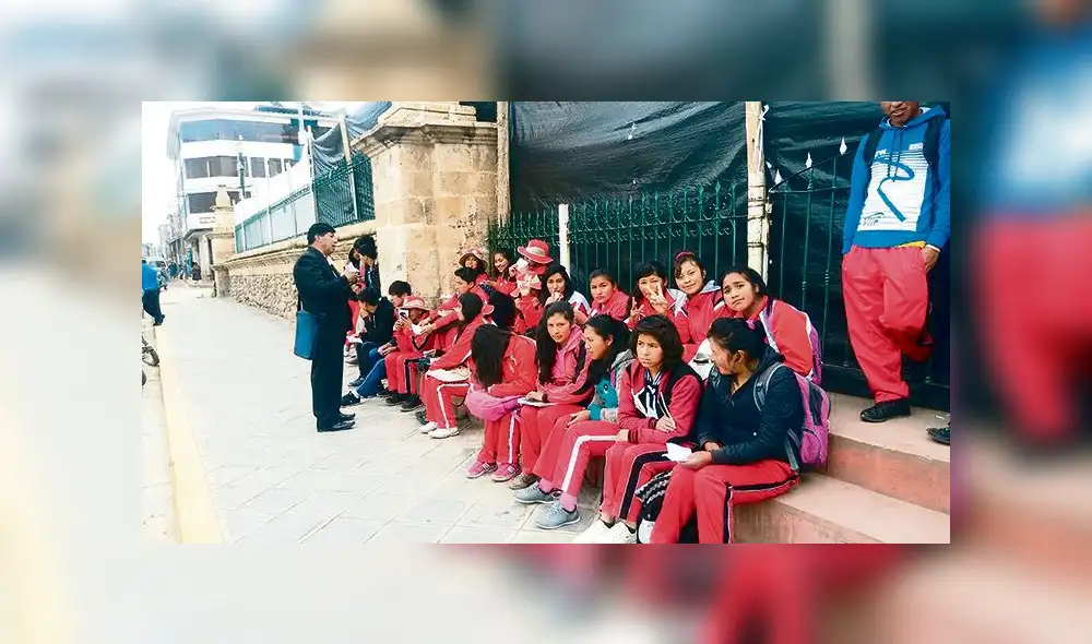 Dictan clases en Plaza de Armas de Ayaviri en señal de protesta