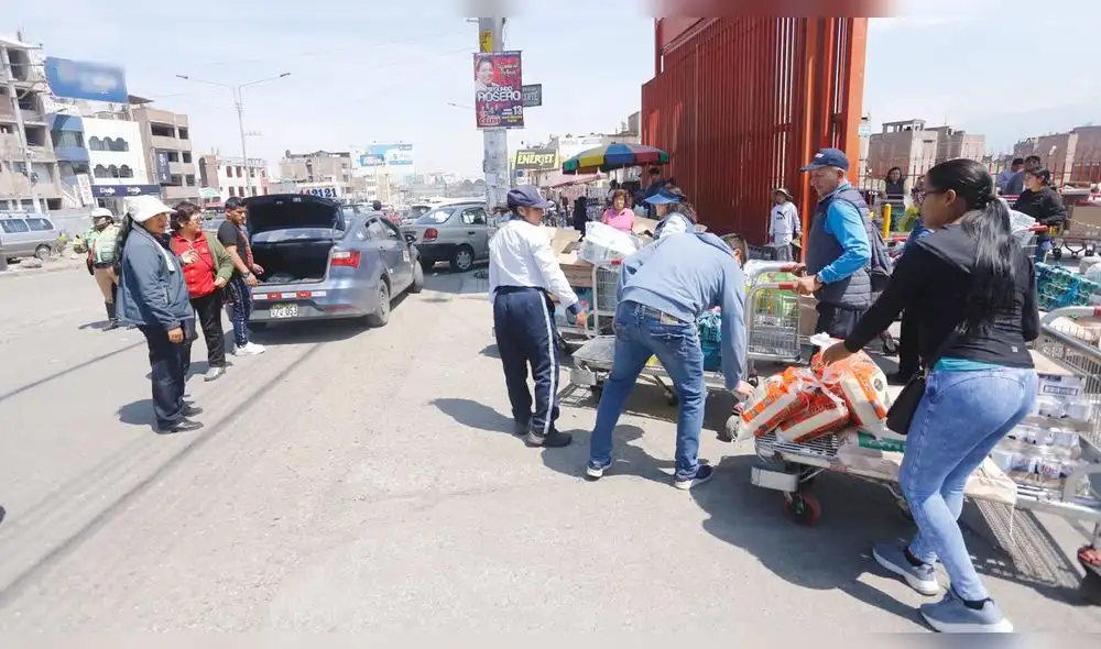 Arequipa. Policía se desplazarán a zonas con mayor afluencia de compradores alarmados por el coronavirus. Arequipa. Policía se desplazarán a zonas con mayor afluencia de compradores alarmados por el coronavirus.
